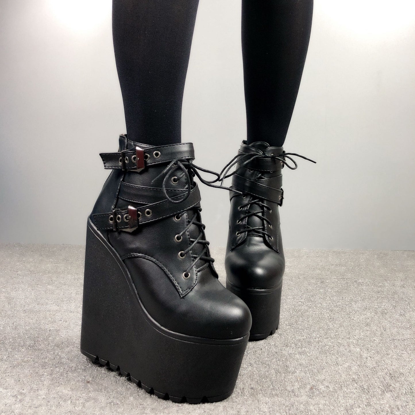 Inwardly high ankle boots