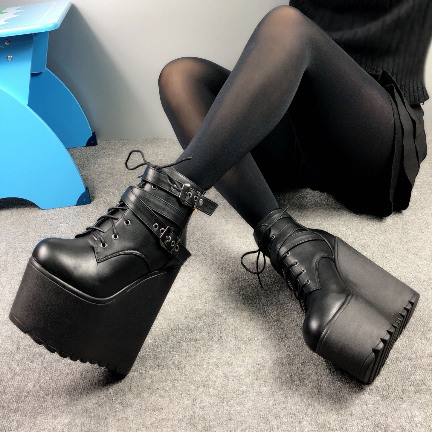 Inwardly high ankle boots