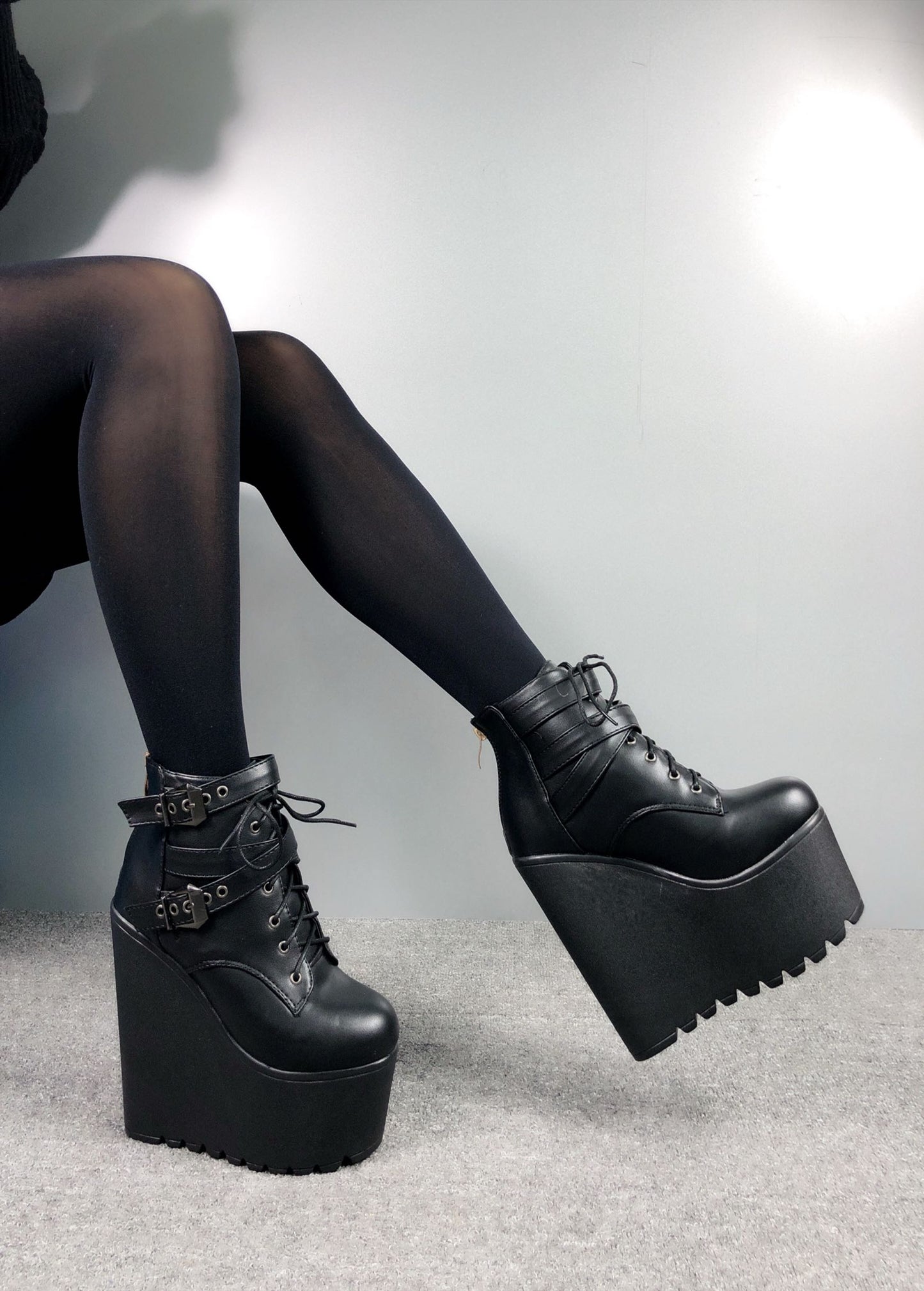 Inwardly high ankle boots