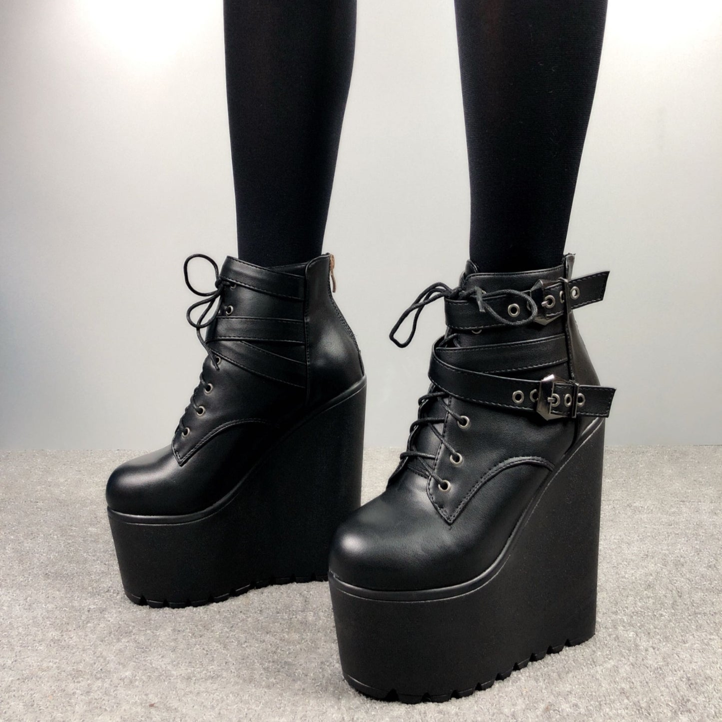 Inwardly high ankle boots