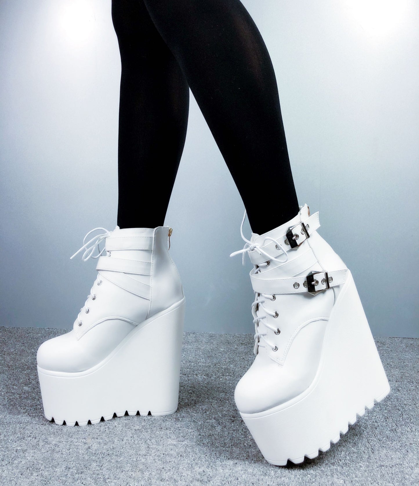 Inwardly high ankle boots