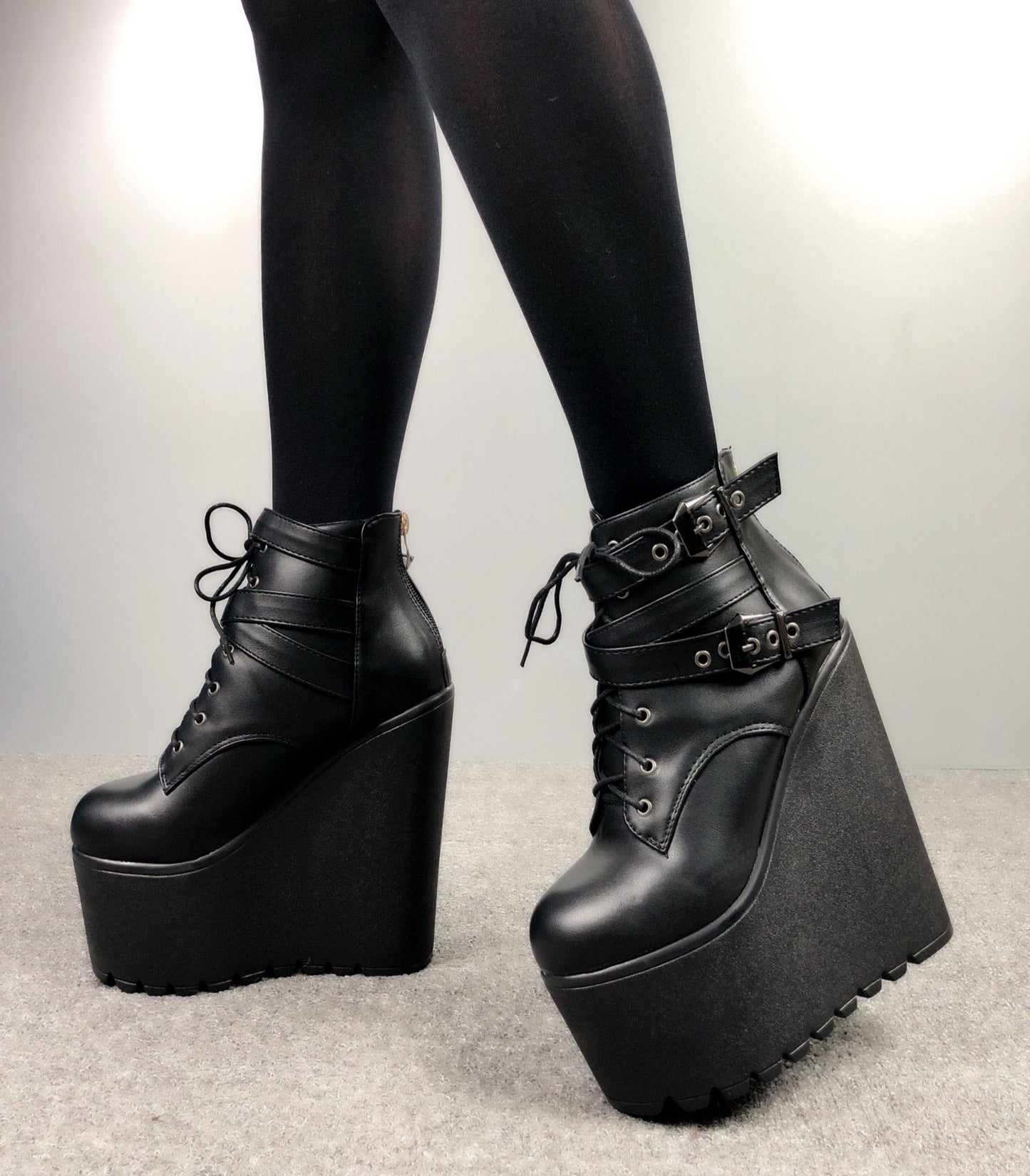 Inwardly high ankle boots